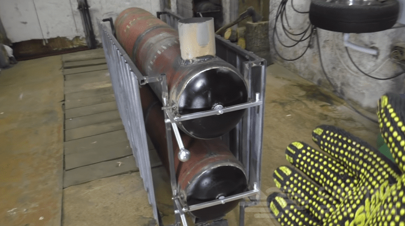 Батарея из газовых баллонов для отопления гаража