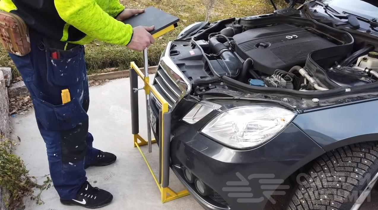 Регулируемая стойка из профтрубы для обслуживания авто
