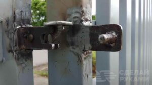 Хитрый запорный механизм на калитку Хитрый запорный механизм на калитку