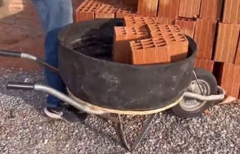 Строительная тачка из автомобильной покрышки